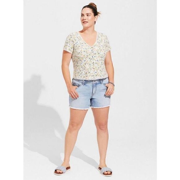 Torrid Fitted Supersoft Rib V-Neck Lace Trim Button Crop Tee Sz 4 - Picture 5 of 6